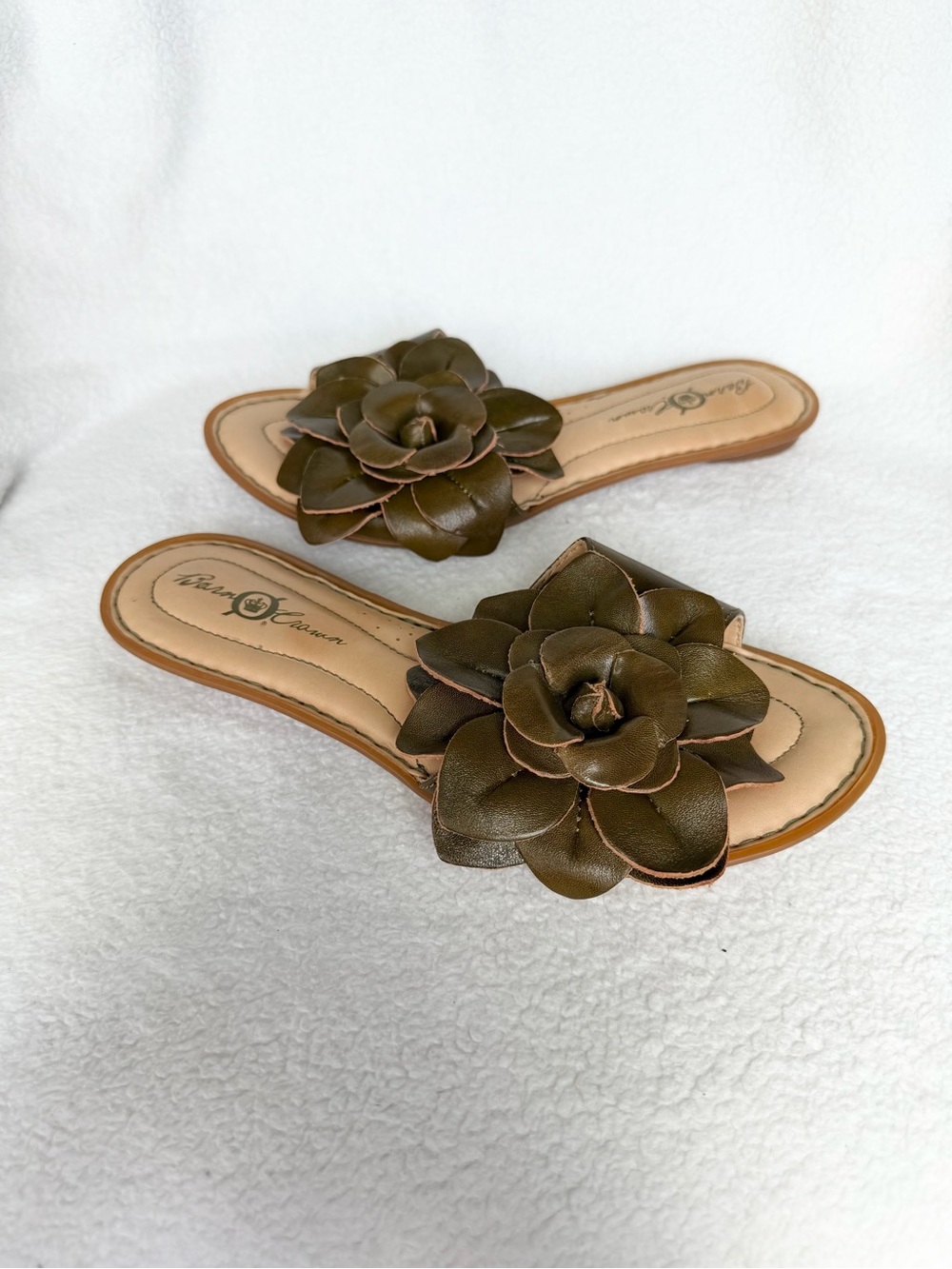 BORN SIZE 6 CROWN FLORAL APPLIQUE PETAL LEATHER SLIP-ON SANDALS